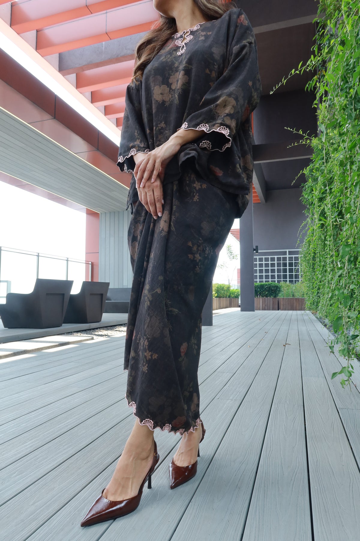 Seiring in Black with Light Pink Embroidery