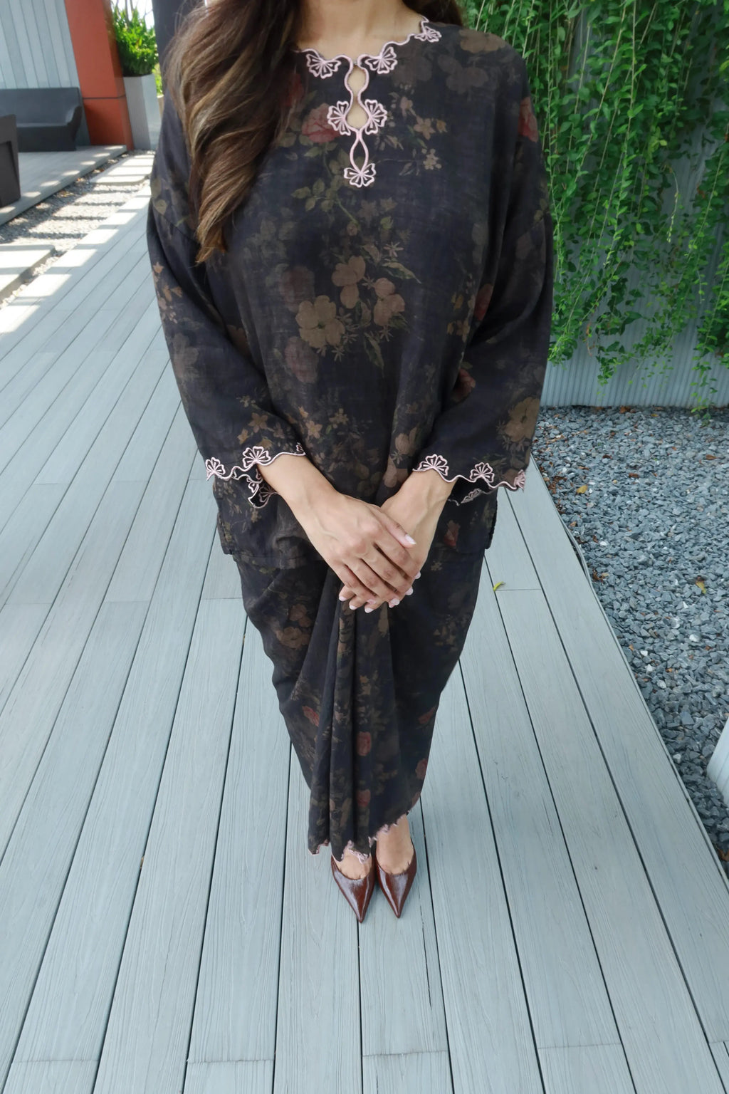 Seiring in Black with Light Pink Embroidery