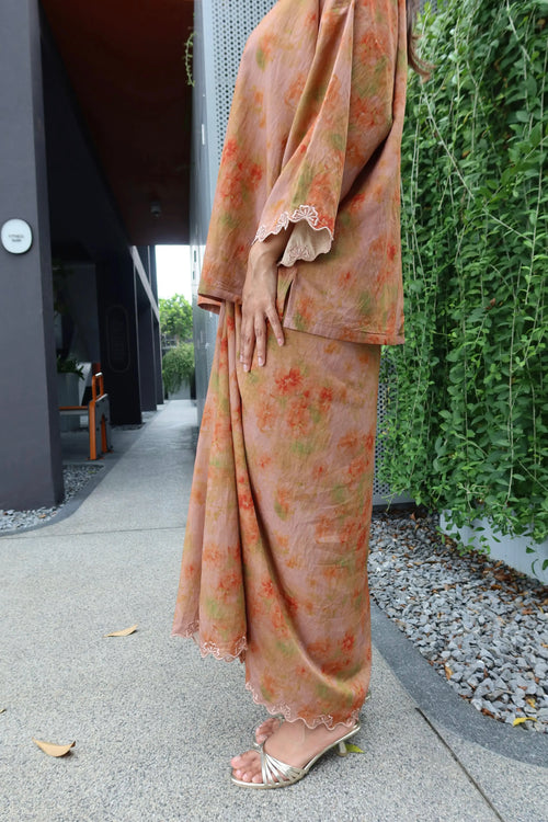 Seiring in Amber with Light Peach Embroidery