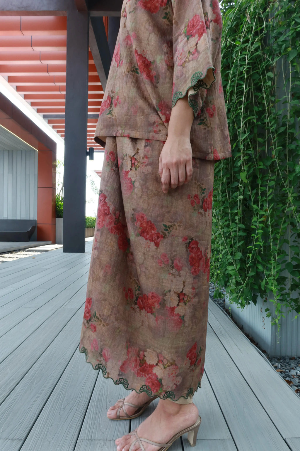 Seiring in Brown with Dark Green Embroidery