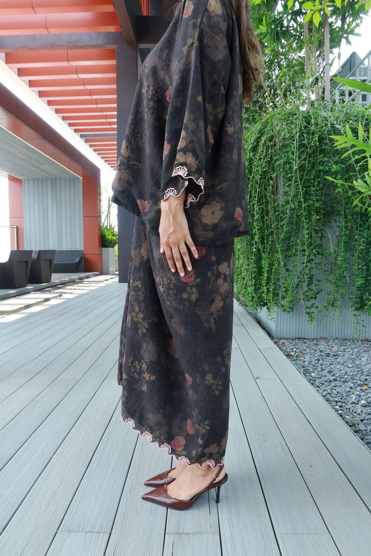 Seiring in Black with Light Pink Embroidery