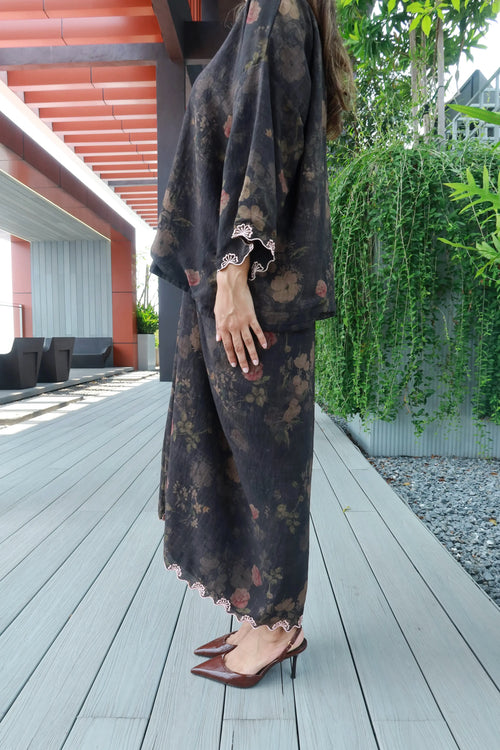 Seiring in Black with Light Pink Embroidery