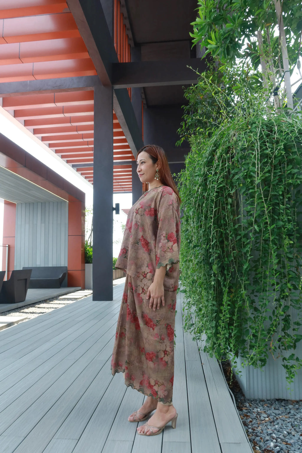 Seiring in Brown with Dark Green Embroidery