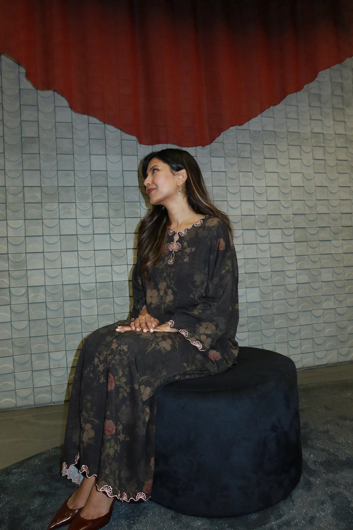 Seiring in Black with Light Pink Embroidery